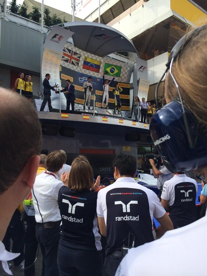 Equipe Williams aplaude Felipe Nasr pelo pódio na corrida da GP2 (Foto: Divulgação)