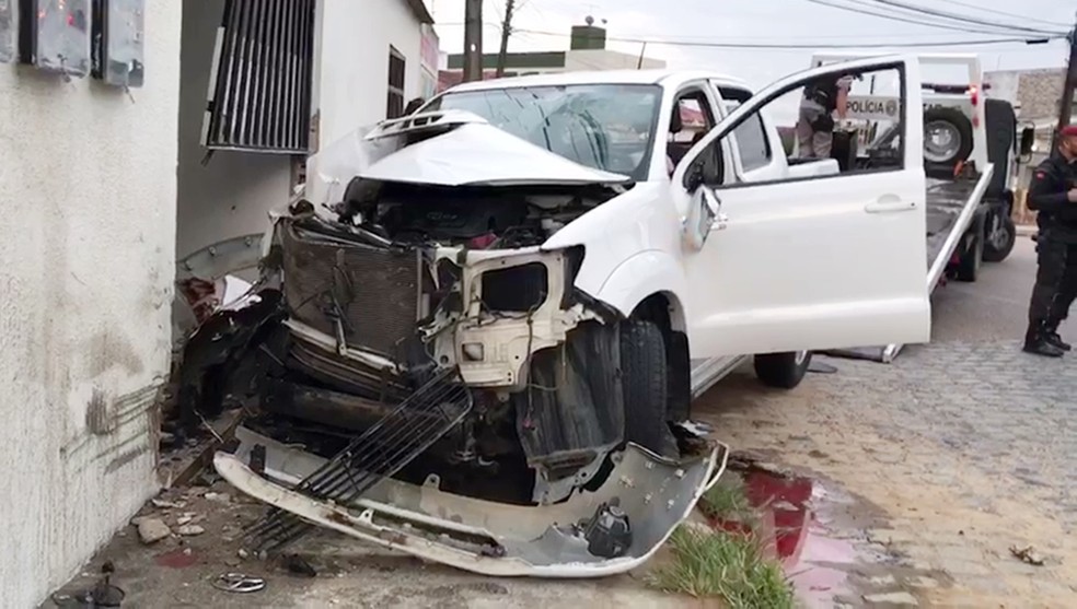 Caminhonete bateu em casa, no bairro de Jaguaribe, durante perseguição (Foto: Walter Paparazzo/G1)