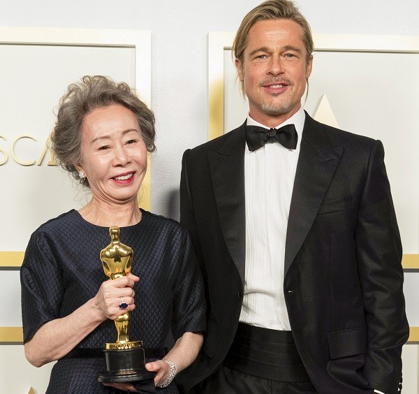 Yuh-Jung Youn e Brad Pitt nos bastidores do Oscar 2021 (Foto: Getty Images)