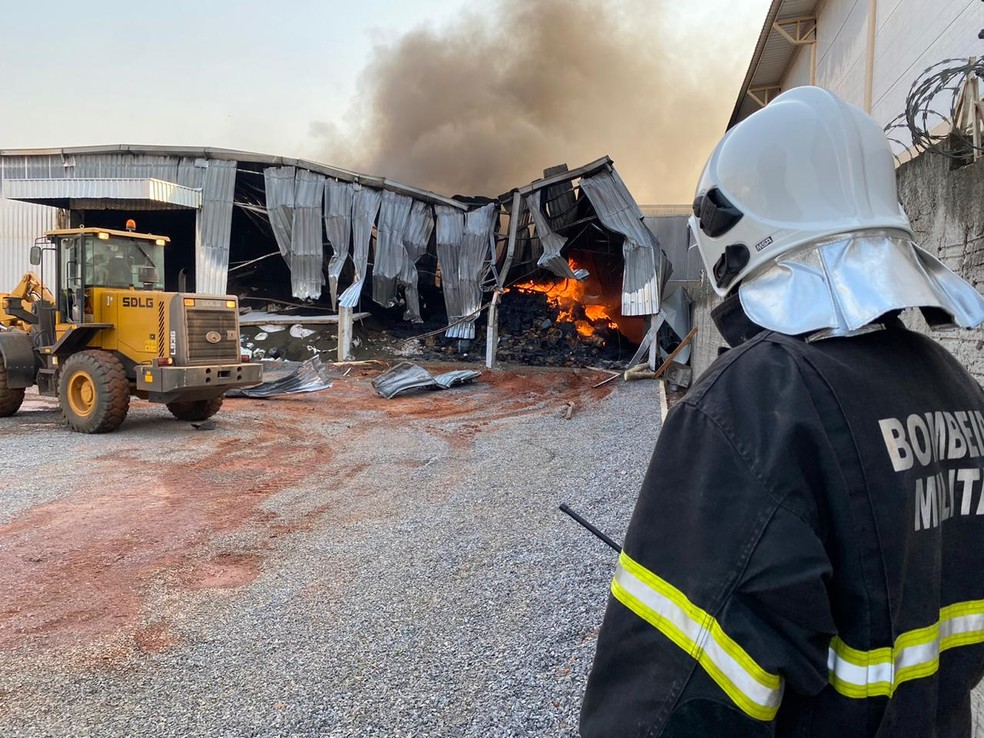 Incêndio deixou armazém de grãos destruído em Sorriso (MT) — Foto: Corpo de Bombeiros