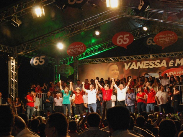 Presidenta Dilma esteve em Manaus para comício de Vanessa Grazziotin, candidata à Prefeitura de Manaus (Foto: Marcos Dantas / G1 AM)