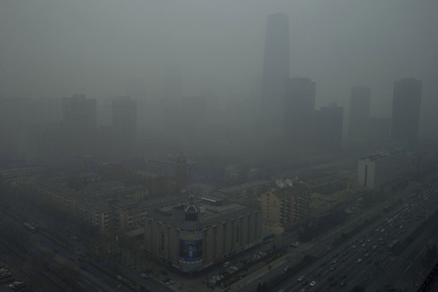 É quase impossível observar prédios de uma das regiões de Pequim, na China, devido à poluição (Foto: Ng Han Guan/AP)
