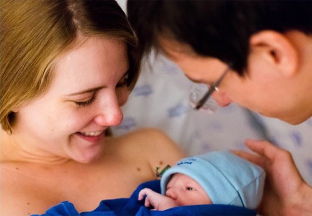 Marina Beluzzo posa com o filho recém-nascido e o marido (Foto: Reprodução/Instagram)