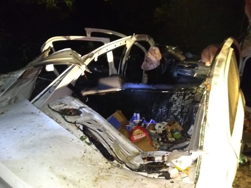 VeÃ­culo da CÃ¢mara ficou destruÃ­do (Foto: ReproduÃ§Ã£o)