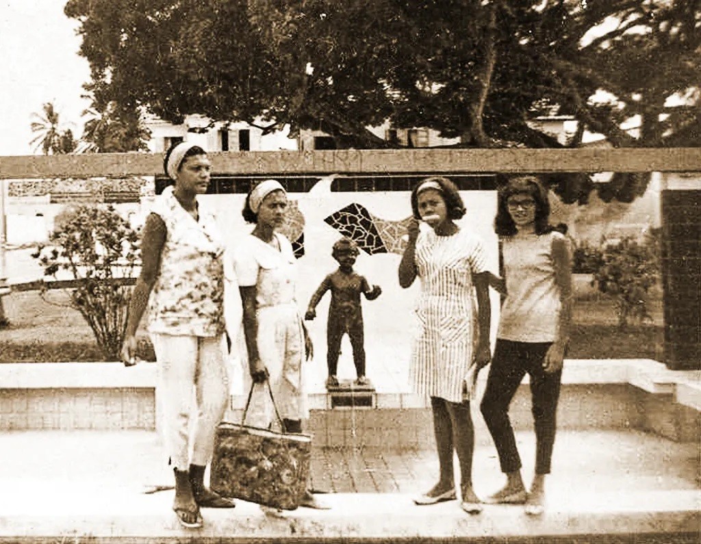 Escultura do 'Menino Mijão' é recolocada na Praça Sinimbu, em Maceió