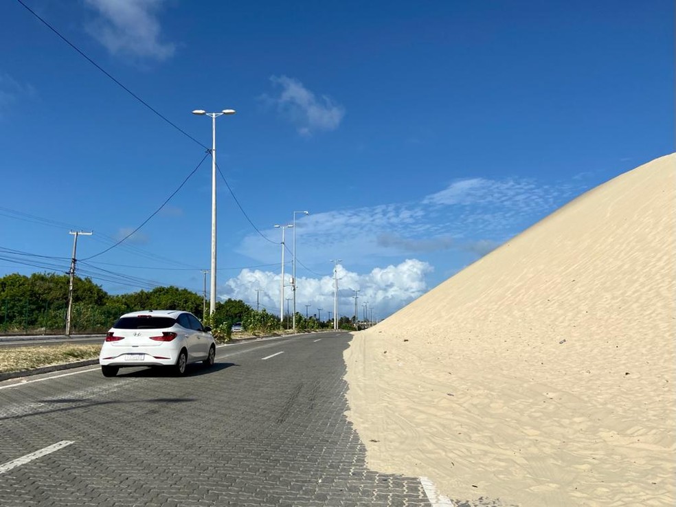 Dunas voltam a cobrir pista em Fortaleza; local é protegido, Justiça proíbe intervenção — Foto: Wânyffer Monteiro/TV Verdes Mares