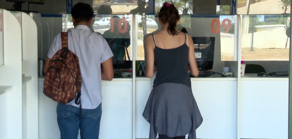 Estudantes foram ao posto do DFTrans para solucionar o problema — Foto: Reprodução/ TVGlobo
