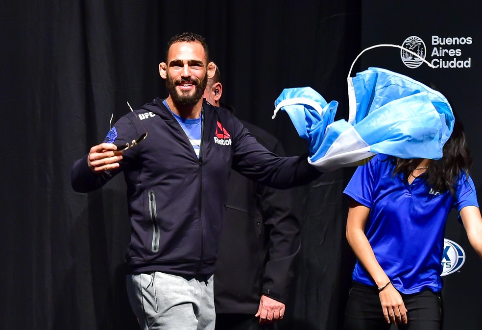 Santiago Ponzinibbio com a bandeira argentina na pesagem do UFC Buenos Aires — Foto: Jason Silva