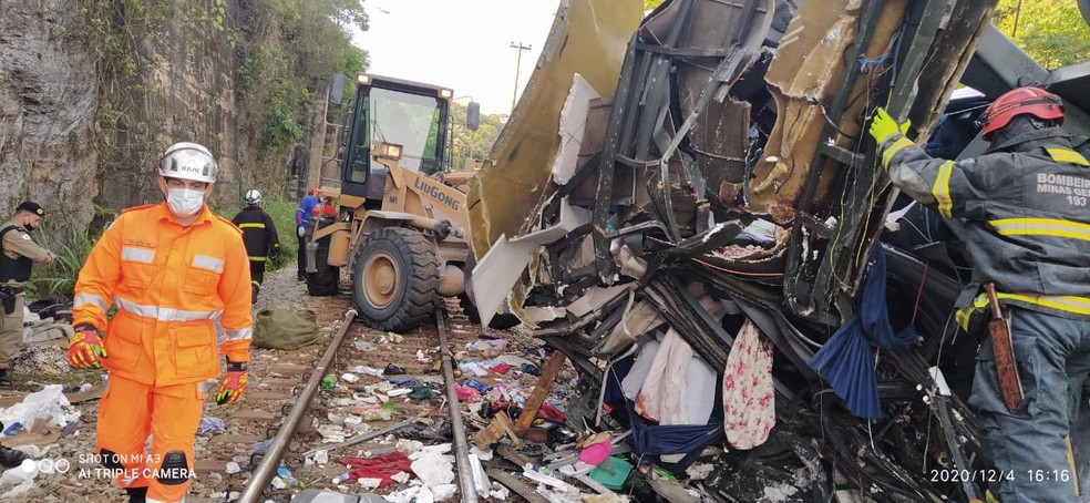 Acidente de ônibus em João Monlevade  — Foto: Corpo de Bombeiros/Divulgação