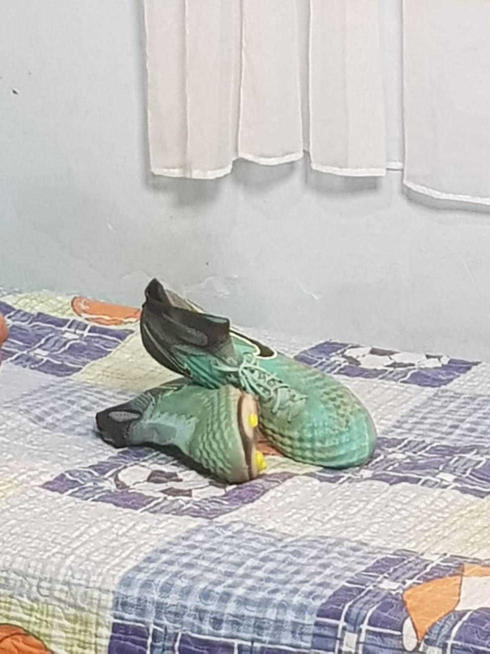 Chuteira de Arthur Vinícius, uma das vítimas da Tragédia do Ninho, ficou com Iago — Foto: Arquivo Pessoal
