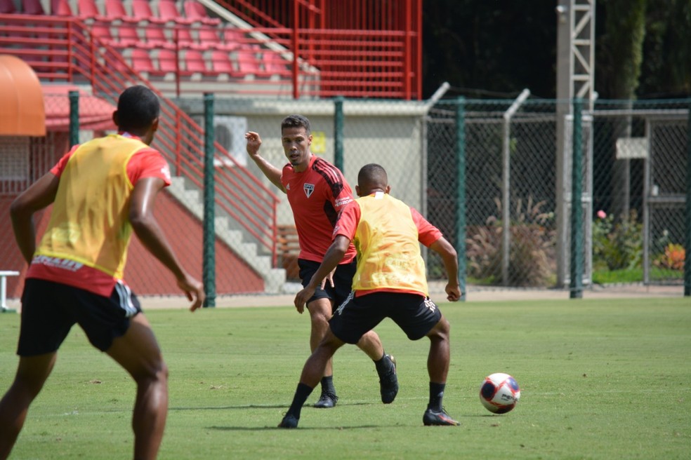 Hernanes em treino do São Paulo — Foto: Fellipe Lucena / saopaulofc.net