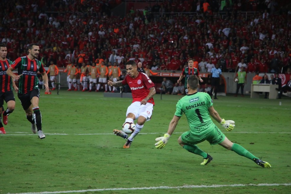 Guerrero finaliza para marcar primeiro gol sobre o Palestino &mdash; Foto: Eduardo Deconto / GloboEsporte.com