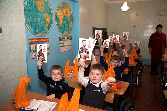 Darijo Srna entregou 20 toneladas de tangerinas às crianças de Donetsk (Foto: Divulgação / shakhtar.com)