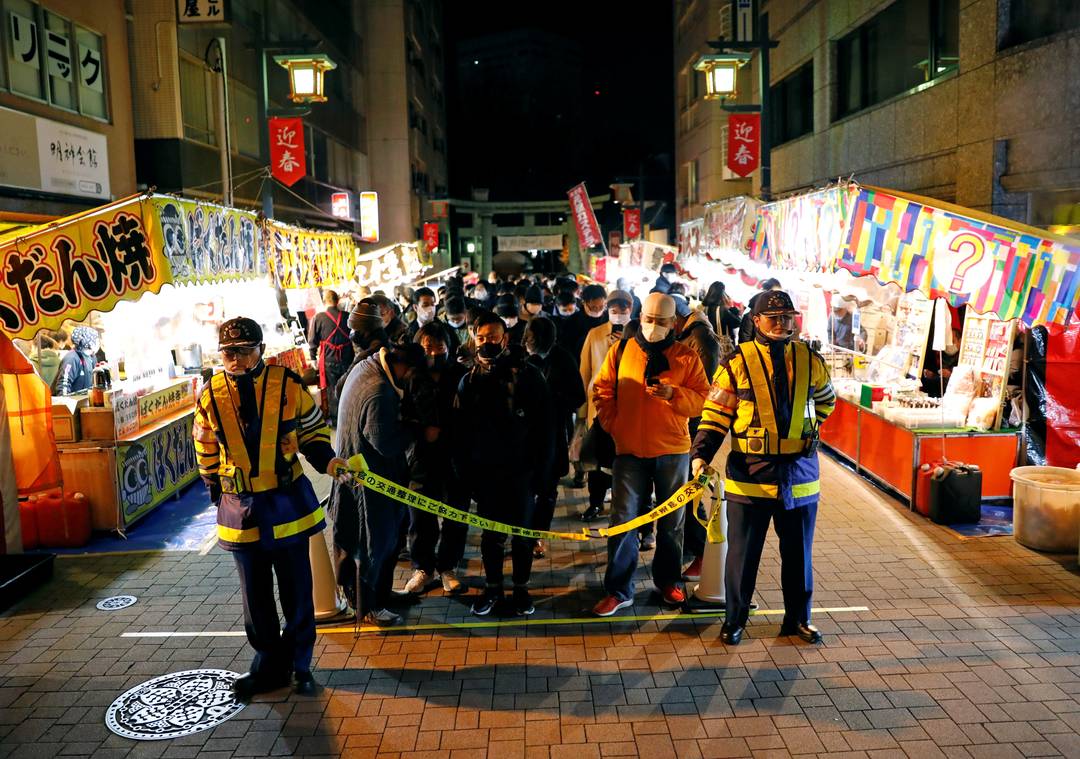 Grupo aguarda abertura do portão principal do templo Kanda Myojin, em Tóquio para as preces de Ano Novo