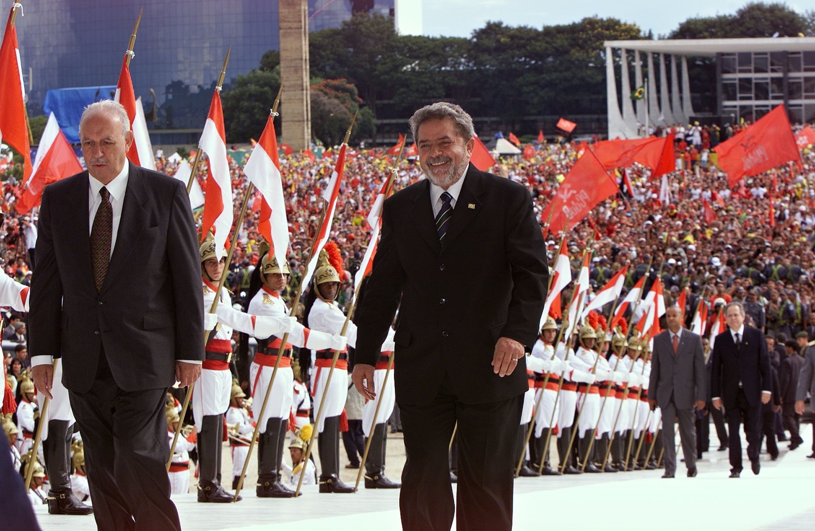 Lula sobe a rampa do Planalto em 2003 com a presença massiva de movimentos populares — Foto: Reprodução/Arquivo/Agência O Globo