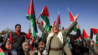 Palestinos e ativistas de esquerda israelenses protestam contra a evacuação de beduínos na aldeia de Khan al-Ahmar, na Cisjordânia ocupada — Foto: HAZEM BADER/AFP
