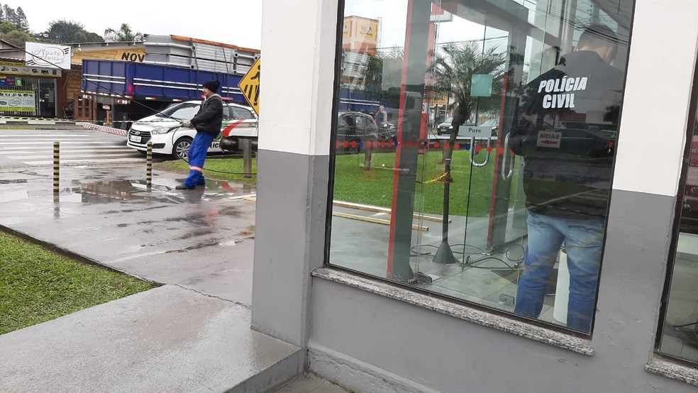 AgÃªncia foi interditada para perÃ­cia apÃ³s assalto em Blumenau â€” Foto: Mauricio Cattani/NSC TV