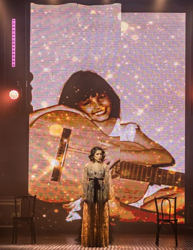 Jullie no palco do espetáculo Elas Brilham – Vozes Que Iluminam e Transformam o Mundo – Doc. Musical (Foto: Débora Agostini)