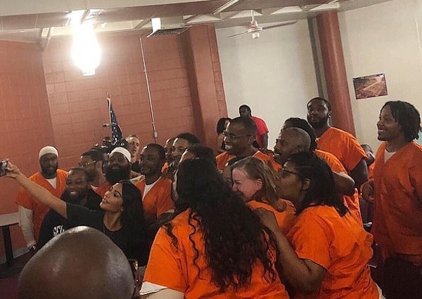 A socialite Kim Kardashian com um grupo de presidiários visitados por ela em um centro de detenção em Washington, capital dos EUA (Foto: Instagram)