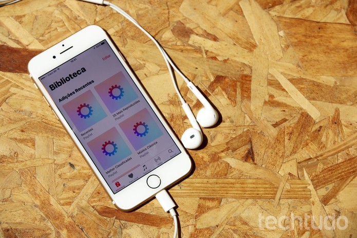 Não é possível ouvir música e recarregar iPhone 7 ao mesmo tempo (Foto: Anna Kellen Bull/TechTudo)
