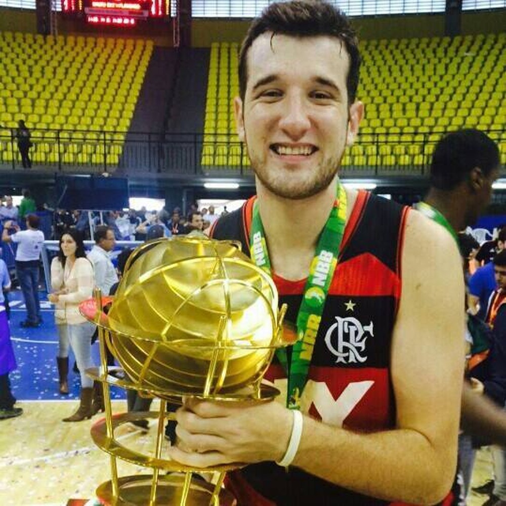 Ex-Fla se aposenta aos 22 e vira técnico de equipe novata do Rio