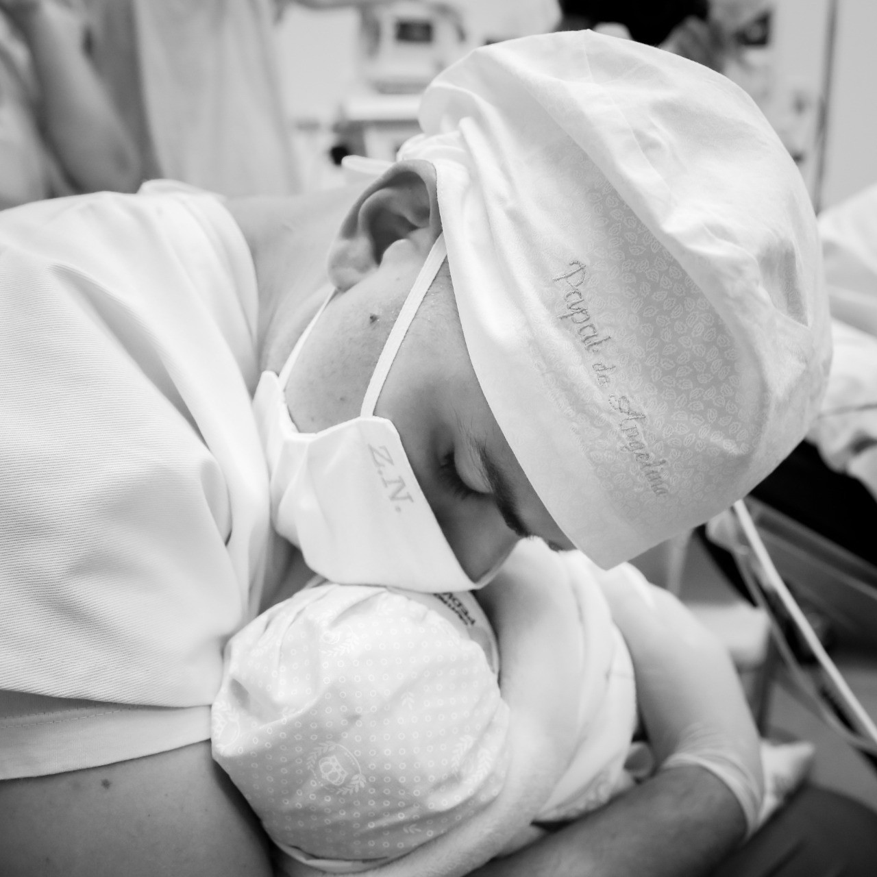 Zé Neto pega a filha pela primeira vez logo após o nascimento (Foto: Luís Cardoso)