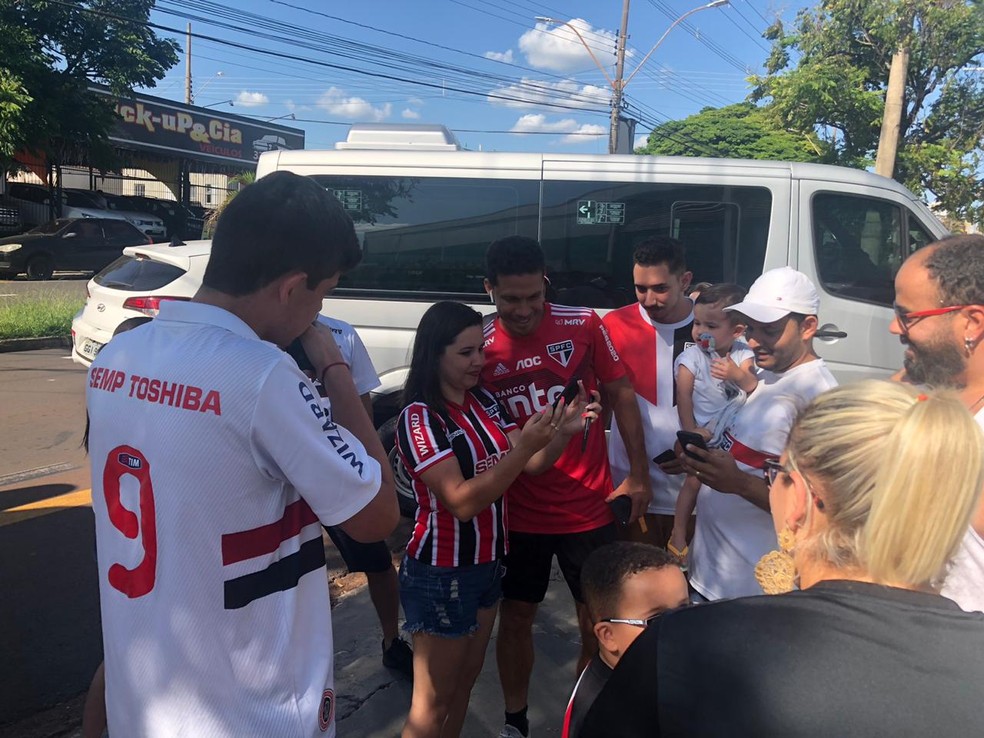 Hernanes tira foto com torcedores do São Paulo — Foto: Marcelo Hazan