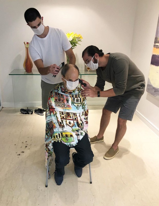 Túlio Gadêlha e Vinicius cortam cabelo de pai de Fátima Bernardes (Foto: Reprodução )