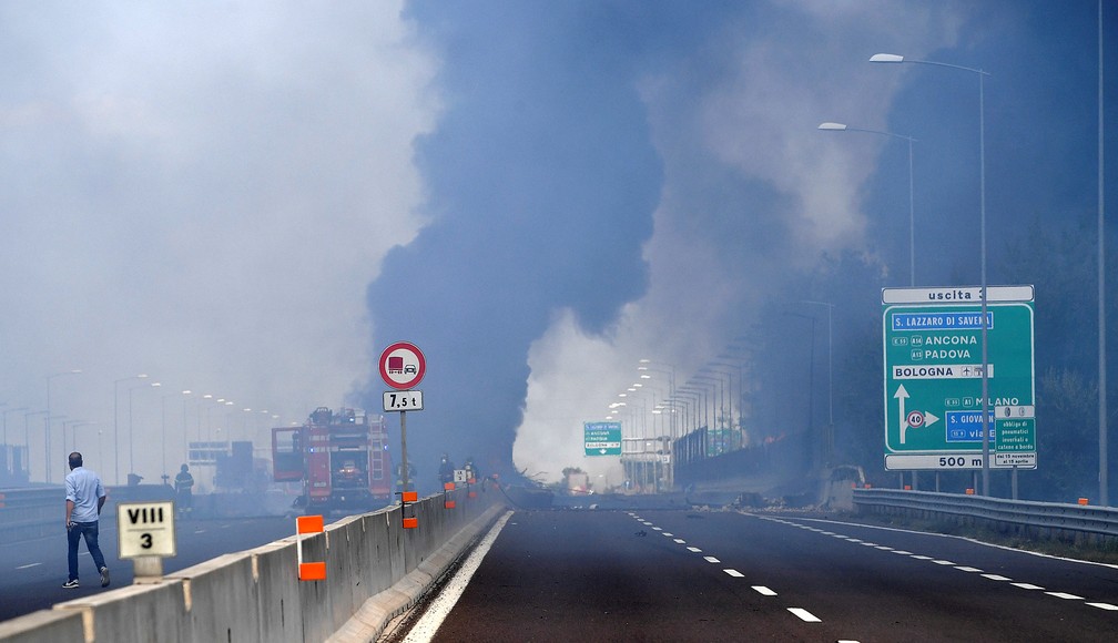 Bombeiros atuam em estrada de Bolonha em que ocorreu explosão nesta segunda-feira (6) (Foto: Stringer/Reuters)