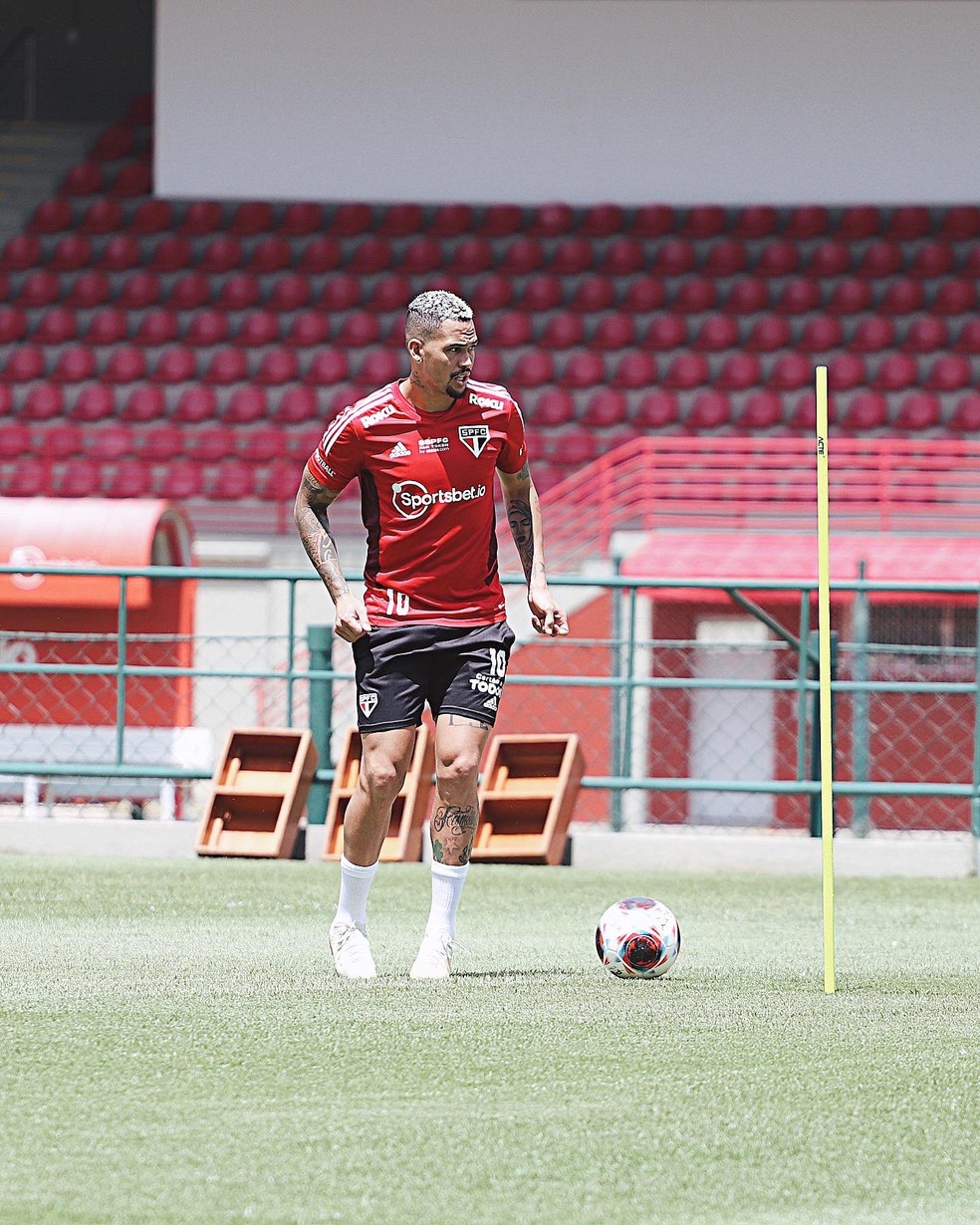Luciano carrega a bola em treinamento nesta terça no São Paulo — Foto: Divulgação