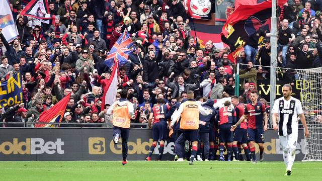 Jogadores do Genoa comemoram gol diante da torcida enquanto CÃ¡ceres sai de cena pela Juventus