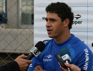 Giuliano se coloca à disposição para jogar como volante no time do Grêmio