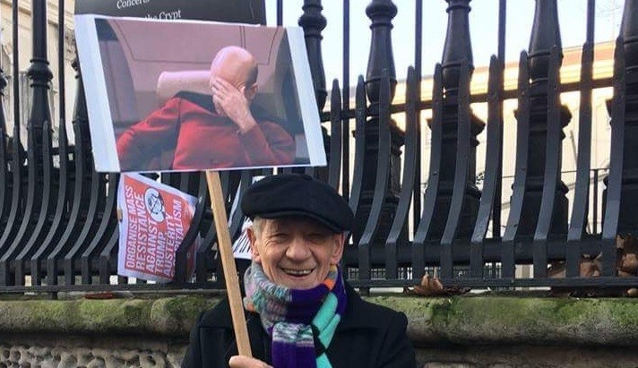  (Foto: Ian McKellen homegeando o amigo Patrick Stewart (Foto: Reprodução Twitter))