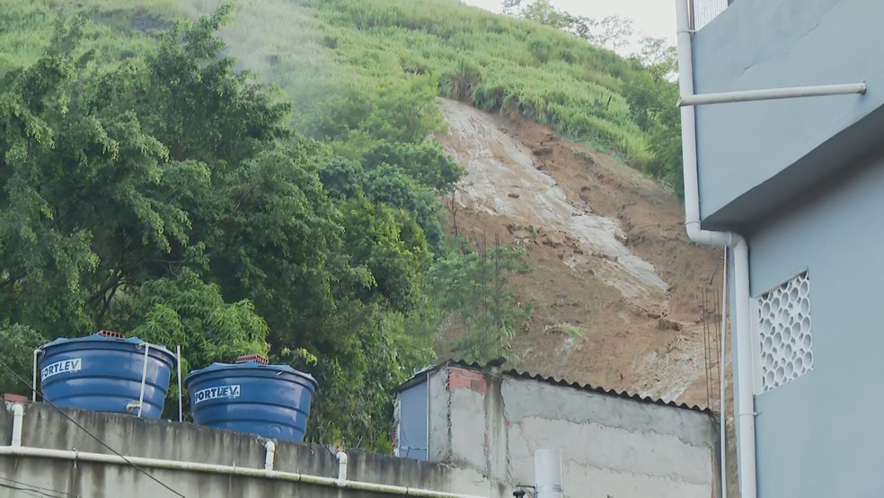 Desabamentos em So Gonalo deixam um morto, e trs de uma mesma famlia esto desaparecidos — Foto: Reproduo/ TV Globo