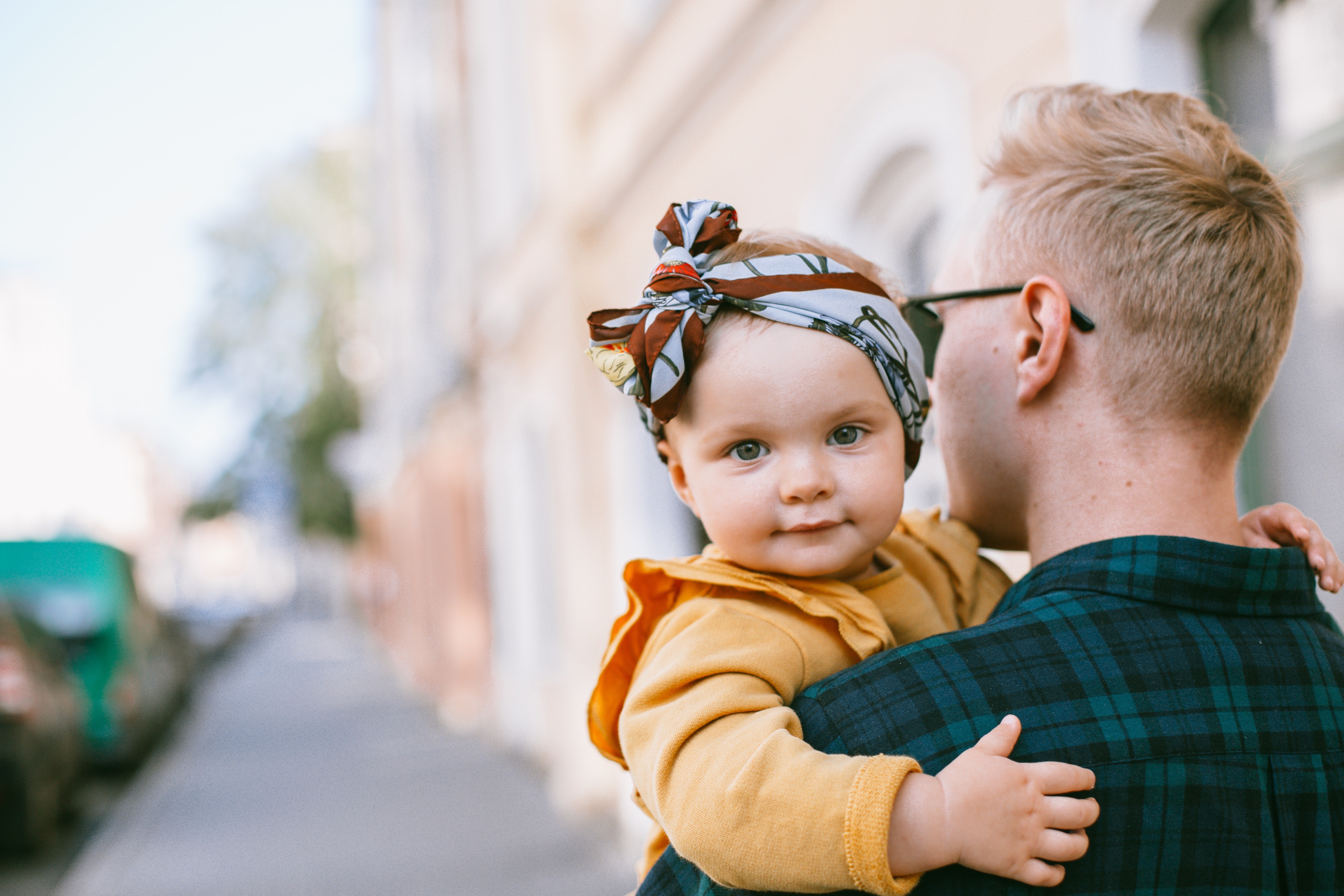 Pai carregando filha bebê (Foto: Pexels)