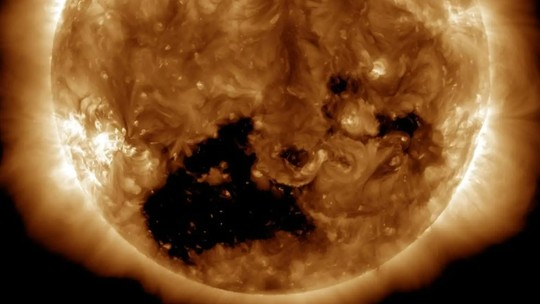 Cientistas descobrem 'buraco' gigante no Sol que pode danificar sistemas na Terra