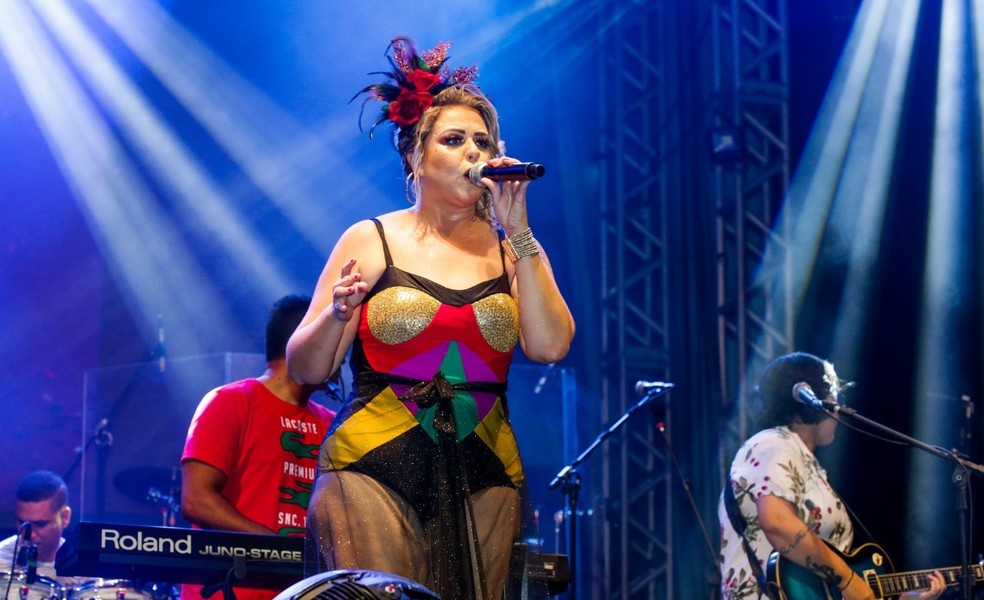 Potiguar Jaine Elne se apresentou antes de Iza na abertura do carnaval 2020 em Natal â€” Foto: RogÃ©rio Vital/Prefeitura de Natal
