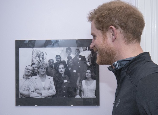 O Príncipe Harry observa uma foto antiga de sua mãe, a Princesa Diana (Foto: Getty Images)