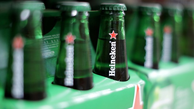 Cervejas da Heineken vistas em mercado na França (Foto: Eric Gaillard/Reuters)