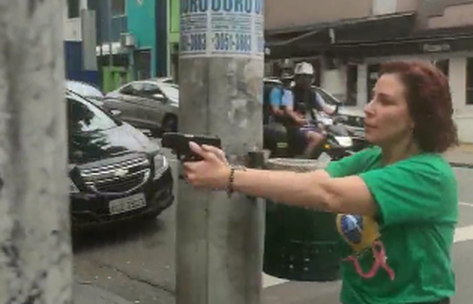 Carla Zambelli saca arma e aponta para homem nos Jardins, em SP; assista ao  vídeo | Eleições 2022 | O Globo