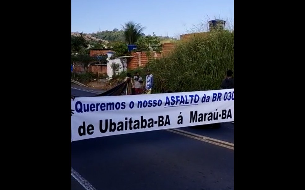 Moradores usaram pneus e madeira para bloquear trecho da rodovia entre Maraú e Ubaitaba — Foto: Site Ubaitaba Notícias
