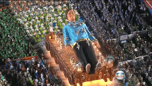 Boneco gigante do desfile da Portela representa o personagem Gulliver na versão para o cinema estrelada por Jack Black (Foto: Reprodução/TV Globo)