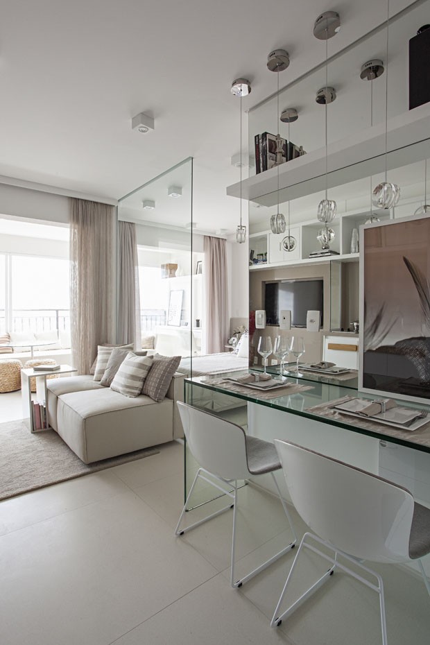 Vidro e cores neutras transformam apartamento de apenas 35 m² (Foto: Gui Morelli)