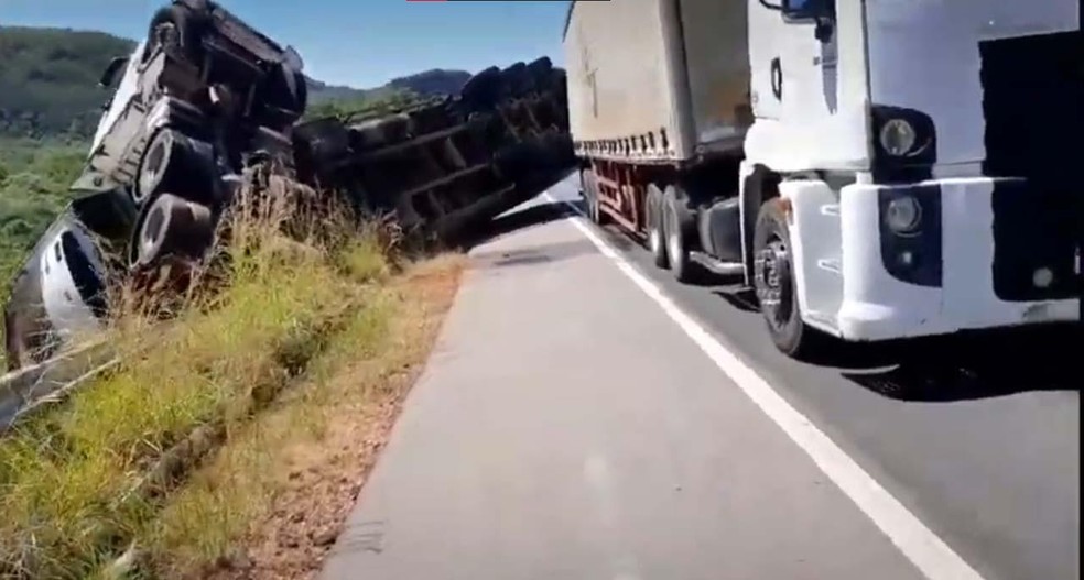 Colisão entre três caminhões deixa rodovia BR-135 parcialmente bloqueada; motorista fugiu do local — Foto: Reprodução
