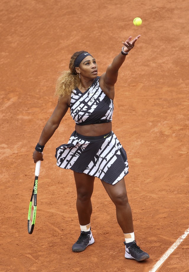 O look de estreia de Serena Williams em Roland Garros carrega uma