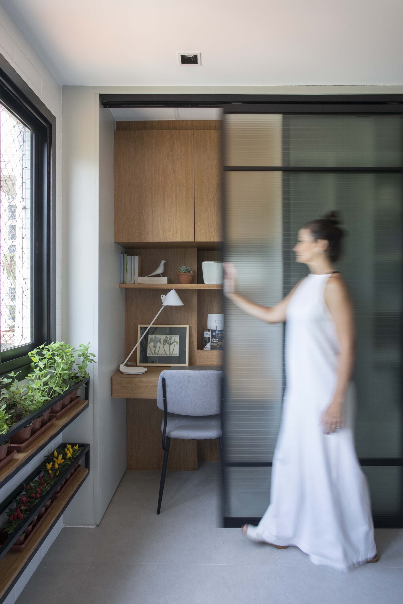 Décor do dia: cozinha minimalista tem home office integrado (Foto: Juliano Colodeti/ MCA Estúdio)