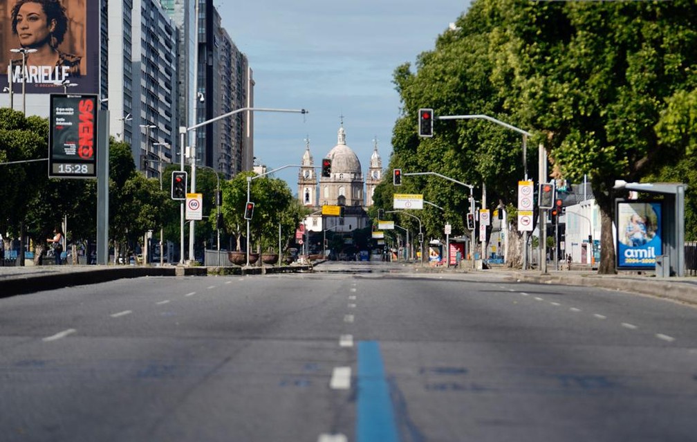 RIO DE JANEIRO - Avenida Presidente Vargas, no Centro, é vista completamente vazia durante a tarde desta terça-feira (24) — Foto: Marcos Serra Lima/G1