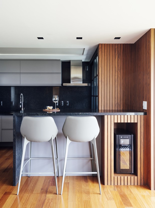 Apê de 80 m² com madeira, cinza e preto no décor  (Foto: Criatiano Bauce )
