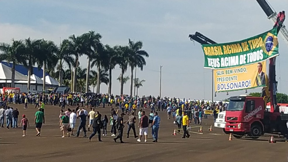 Apoiadores do Governo Federal aguardaram a chegada de Bolsonaro a Bandeirantes (PR) — Foto: Ademir Ferreira/RPC