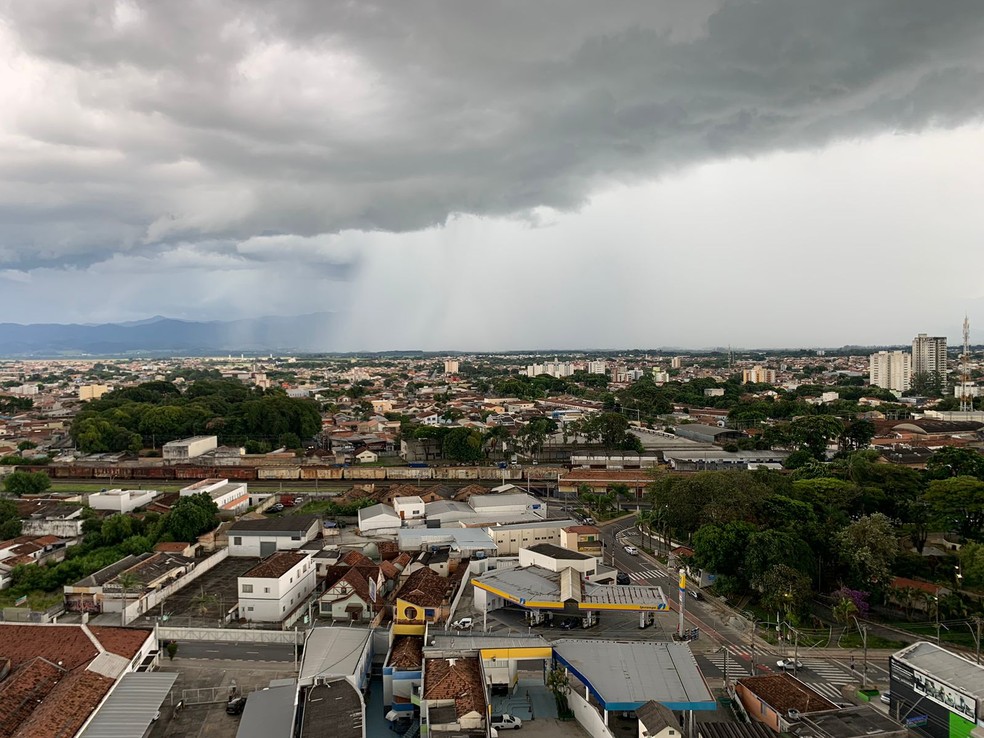 Chuva forte em Taubaté, SP — Foto: Léo Nicolini/g1